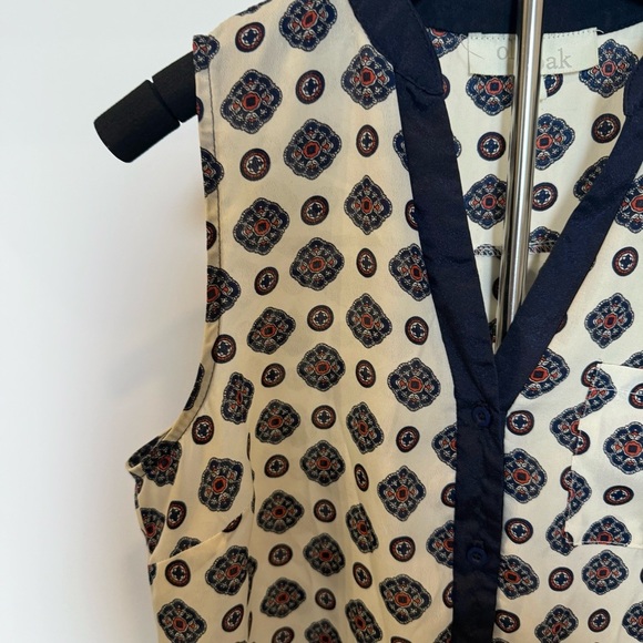 Olive & Oak | White and Blue Patterned Sleeveless Blouse Small - Picture 2 of 5
